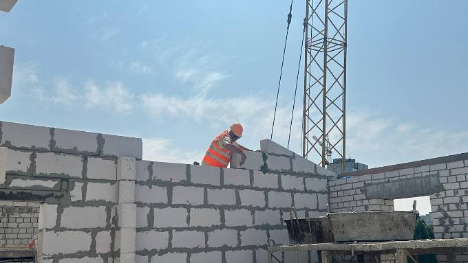 У Харкові відновлюють житловий будинок у Київському районі після обстрілу